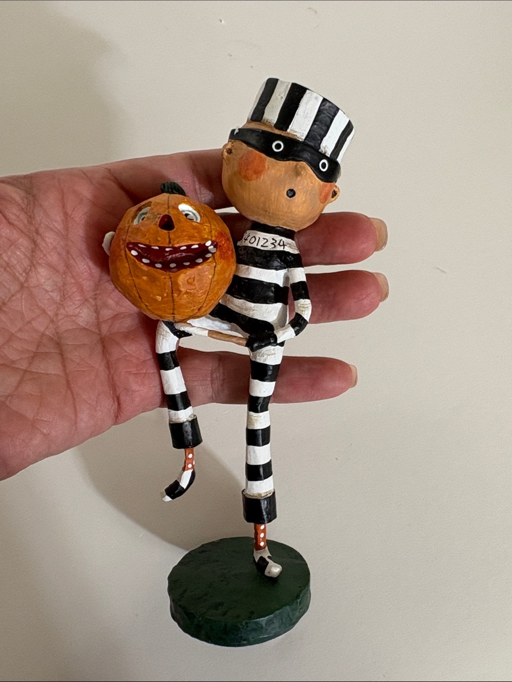 Lori Mitchell Pumpkin Thief figure - Picture 9 of 12